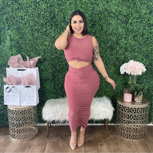 ❌SOLD OUT❌ Ruched Maxi Dress - Picture 1 of 5